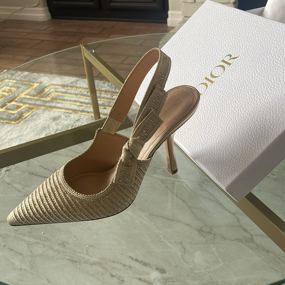 DIOR SLINGBACK PUMP
GOLD-TONE COTTON EMBROIDERED W METALLIC THREAD & STRASS